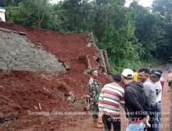 Jalan Sepanjang 20 Meter Tertimbun Longsoran