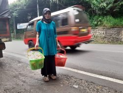 Bu Emeh Penjual Gorengan Berharap Bantuan Pemerintah