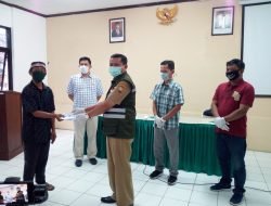 Anggota DPRD Bersama Bupati Sumedang, Salurkan BLT Non DTKS
