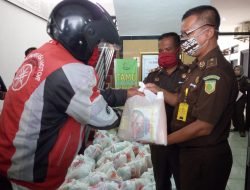 Peduli Warga Terdampak Covid-19, Kejari Sumedang Bagikan Ratusan Paket Sembako