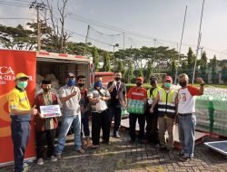 Coca-Cola Amatil Indonesia Serahkan Sembako Lebaran Kepada Warga