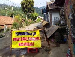 Kawatir Terjadi Kecelakaan, Warga Cieurih Secara Swadaya Perbaiki Jalan Rusak