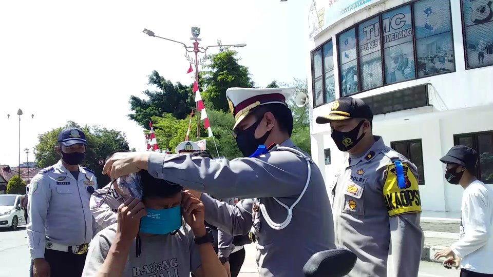 Tak Bermasker di Area Publik Akan Dikenakan Denda