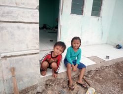 Setiap Malam Tiba, Dewi dan Rizki Belajar Ditemani Lilin