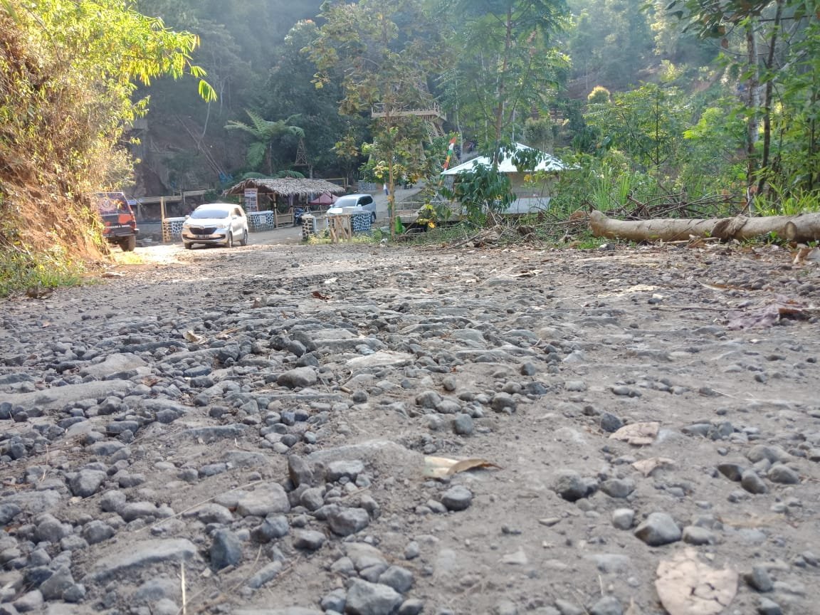 jalan rusak di Kabupaten Sumedang