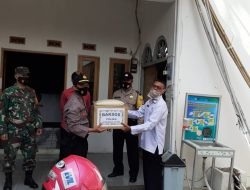 Polsek Sumedang Utara, Bagikan Puluhan Paket Sembako Bagi Warga Terdampak Covid-19