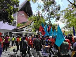 Minta Omnibus Law Dibatalkan, Ratusan Buruh Lakukan Unras di DPRD Sumedang
