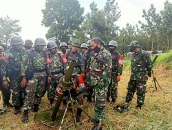 Asah Kemampuan, Prajurit Yonif R-301/PKS Dilatih Menembak Senjata Berat