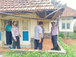 Kapolsek Conggeang, Serahkan Bantuan Uang Tunai Untuk Pembangunan Rutilahu