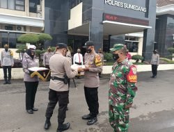 Polres Sumedang, Salurkan 2.080 Kg Beras Bagi Warga Terdampak Covid -19