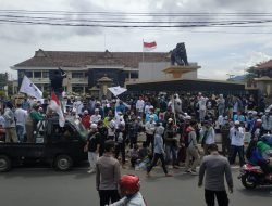 Ratusan Massa Datangi Mapolres Sumedang, Minta HRS Dibebaskan Tanpa Syarat