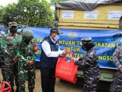 Peduli Bencana, TNI AL Salurkan Bantuan Logistik Bagi Korban Tanah Longsor di Sumedang