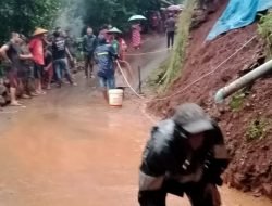 Polsek Ganeas dan Masyarakat Bahu Membahu Bersihkan Material Longsor