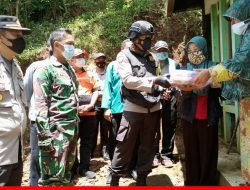 Kapolres Salurkan Bantuan Sembako pada Koban Bencana Alam di Sumedang selatan