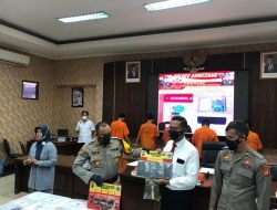 Polres Sumedang Tangkap 5 Tersangka Penyalahgunaan Narkoba dan Sita Ratusan Botol Miras