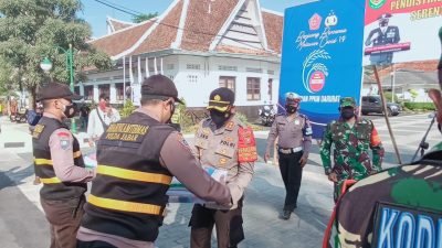 Polres Sumedang, Distribusikan Ratusan Bansos PPKM Darurat