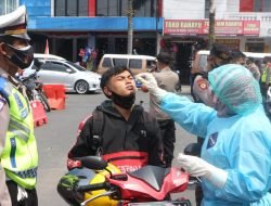 Melintas di Taman Endog, Sejumlah Pengendara Dilakukan Tes Swab Antigen