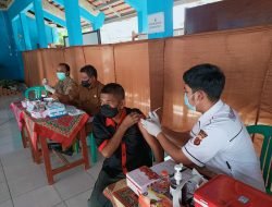 Ratusan Santri Ponpes Asyrofuddin dan Warga Conggeang Jalani Vaksinasi