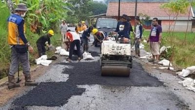 Dalam Sepekan, Tim URCTL PUPR Sumedang Perbaiki Lima Ruas Jalan Berlubang di Sumedang