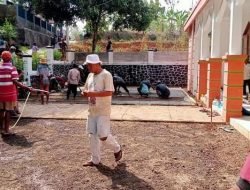 Warga Kawungluwuk Gotong-Royong Bangun Jalan Ke Mesjid