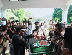 Peringati HUT ke-76 TNI, Kapolres Sumedang Berikan Kue dan Tumpeng di Kodim 0610 Sumedang