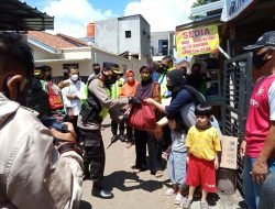 Kapolres Sumedang Berikan  Bantuan kepada 4 Keluarga yang Rumahnya Tetimpa Pohon Tumbang