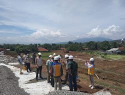 Deputi III Kemenko Marves Tinjau Langsung Lokasi Banjir Terdampak Tol Cisumdawu di Sumedang