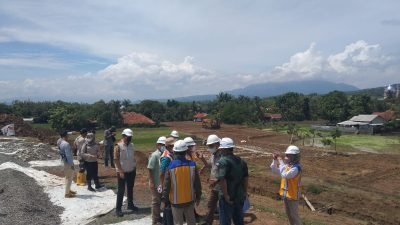 Deputi III Kemenko Marves Tinjau Langsung Lokasi Banjir Terdampak Tol Cisumdawu di Sumedang