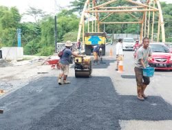 Tim URC Dinas PUPR Sumedang Kembali Gencar Perbaiki Jalan Berlubang