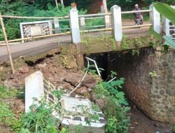 Tugu Jembatan Cijeruk Roboh, Dikhawatirkan Jembatannya Ikut Roboh