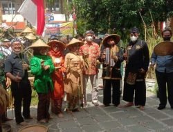 Camat Situraja Apresiasi Kegiatan ‘Panen Binih Pare Sipa’ di SMAN Situraja Sumedang