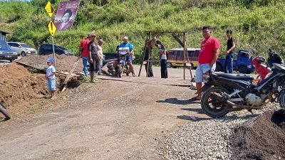 Warga Blokir Akses Jalan Wisata Alam Panenjoan