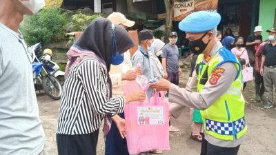 Polres Sumedang Berikan Bantuan Kepada Korban Terdampak Longsor Ciherang