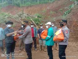 Polres Sumedang Salurkan Bantuan Sembako bagi Ratusan Warga Terdampak Longsor di Cibugel