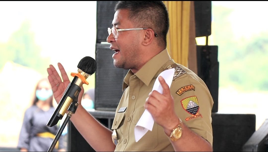 Wakil Bupati Sumedang H. Erwan Setiawan saat menghadiri kegiatan peringatan Hari Ulang Tahun (Milangkala) ke-42 Desa Ciherang Tahun 2022