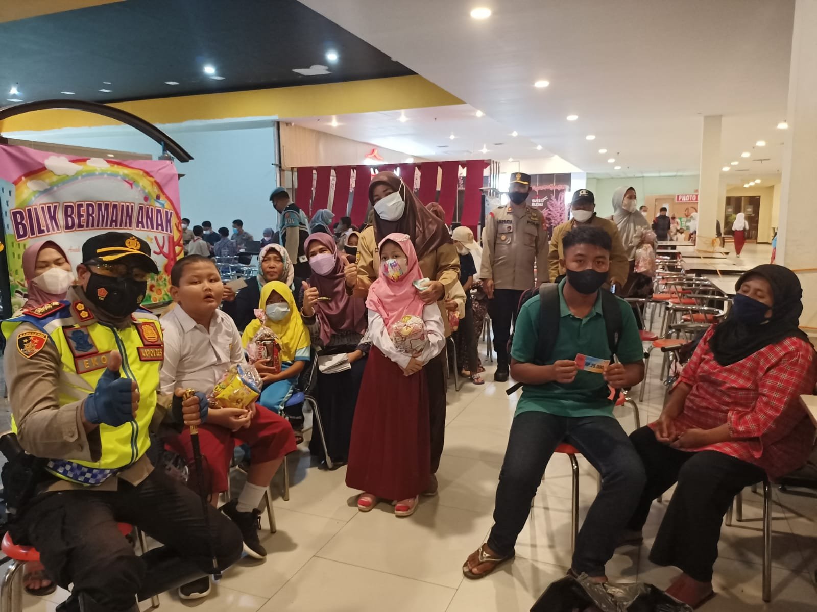 Kapolres Sumedang AKBP Eko Prasetyo Robbyanto Bersama Peserta vaksinasi Anak Usia 6-11 tahun di Sumedang