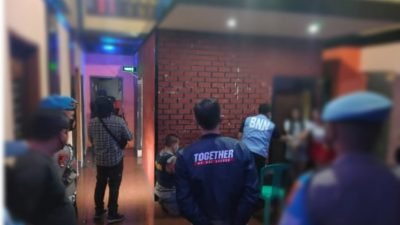 Tim gabungan Satuan Reskrim dan Sat Reserse Narkoba Polres Sumedang menggerebek dua tempat karaoke di wilayah Kabupaten Sumedang yang berlokasi di Cimalaka dan Jatinangor, pada Rabu (19/1/2022) malam