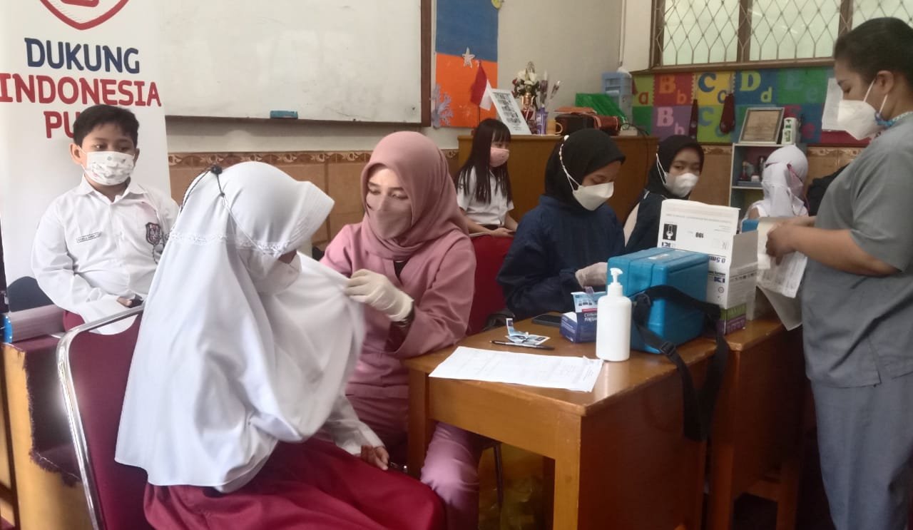 560 siswa Sekolah Dasar Negeri Sukadamai 3 Tanah Sareal, Kota Bogor mengikuti vaksinasi tahap II yang berusia 6 sampai 11 tahun pada Senin 31 Januari 2022
