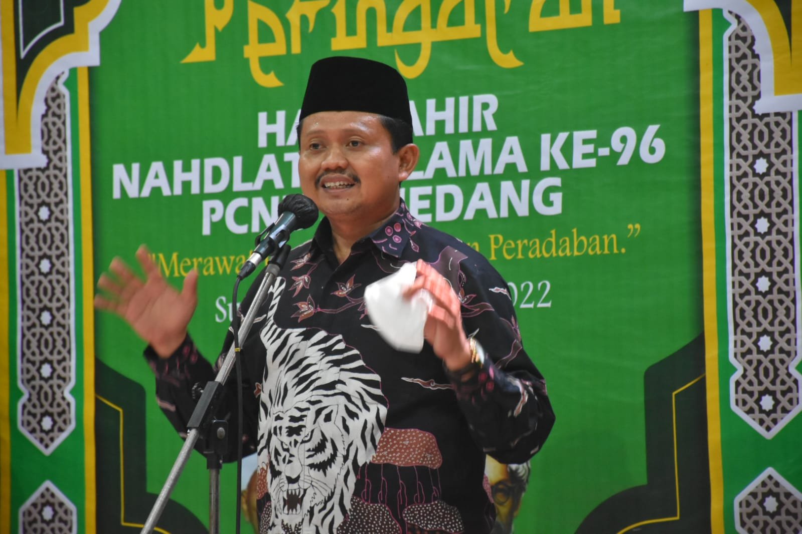 Bupati Sumedang Dony Ahmad Munir saat menghadiri hari lahir (Harlah) ke-96 NU di Aula PCNU Sumedang, Senin (31/1/2022) malam