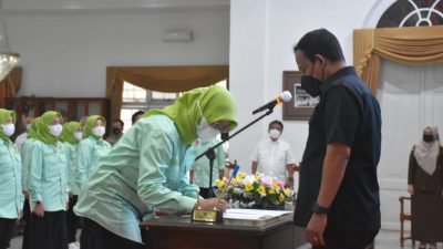 Pengurus Komite Olahraga Kreasi Masyarakat Indonesia (KORMI) Kabupaten Sumedang dikukuhkan oleh Ketua KORMI Jawa Barat Denda Alamsyah di Gedung Negara, Rabu (2/2).