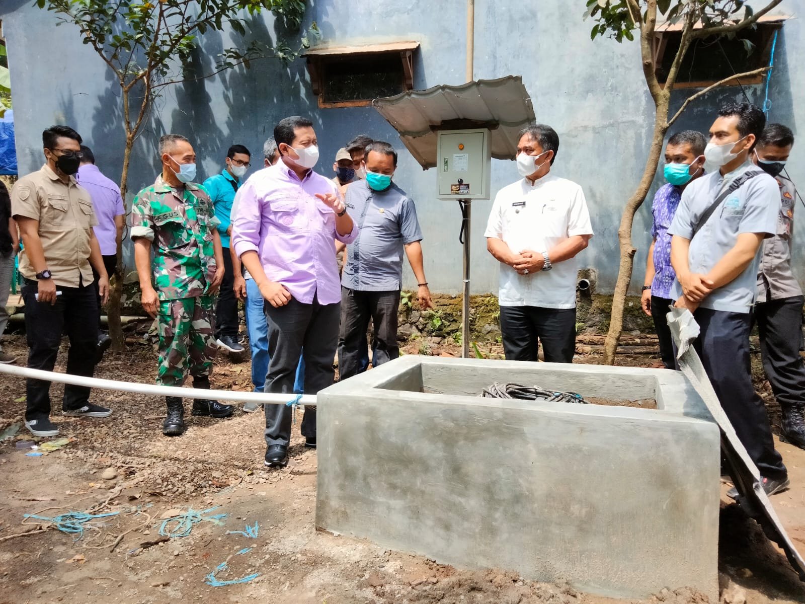 Bupati Sumedang H. Dony Ahmad Munir saat meninjau fasilitas Pamsimas di Paseh Kidul 