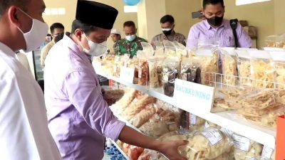 Bupati Sumedang H. Dony Ahmad Munir meresmikan Minimarket Koperasi Syari'ah DKM Mesjid Besar Al Muthmainnah Kecamatan Paseh, Kamis (3/2/2022)