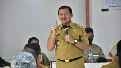 Bupati Sumedang H. Dony Ahmad Munir saat memberikan arahan pada kegiatan Peningkatan Kapasitas ASN dan Kepala Desa di lingkungan Pemerintah Kecamatan Situraja yang dipusatkan di Kantor Desa Situraja Kecamatan Situraja, Selasa 8 Januari 2022