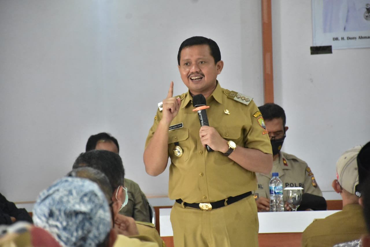 Bupati Sumedang H. Dony Ahmad Munir saat memberikan arahan pada kegiatan Peningkatan Kapasitas ASN dan Kepala Desa di lingkungan Pemerintah Kecamatan Situraja yang dipusatkan di Kantor Desa Situraja Kecamatan Situraja, Selasa 8 Januari 2022