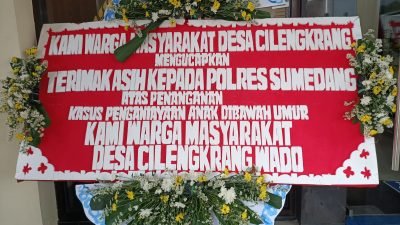 Sejumlah karangan bunga menghiasi loby kantor Polres Sumedang, Rabu (09/02/22)