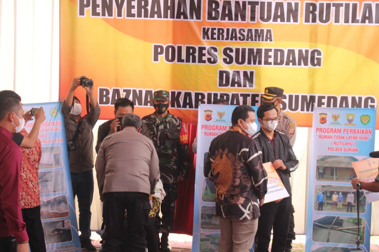 Polres bekerja sama dengan BAZNAS Kabupaten Sumedang Memberikan Bantuan Rutilahu