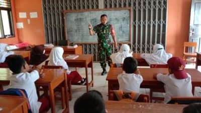Sertu Syahrudin memberikan materi wawasan kebangsaan kepada Siswa-siswi SD Bangbayang di Dusun Sadarayna, Desa Bangbayang, Situraja, Sumedang, pada hari senin tgl 14 Februari 2022