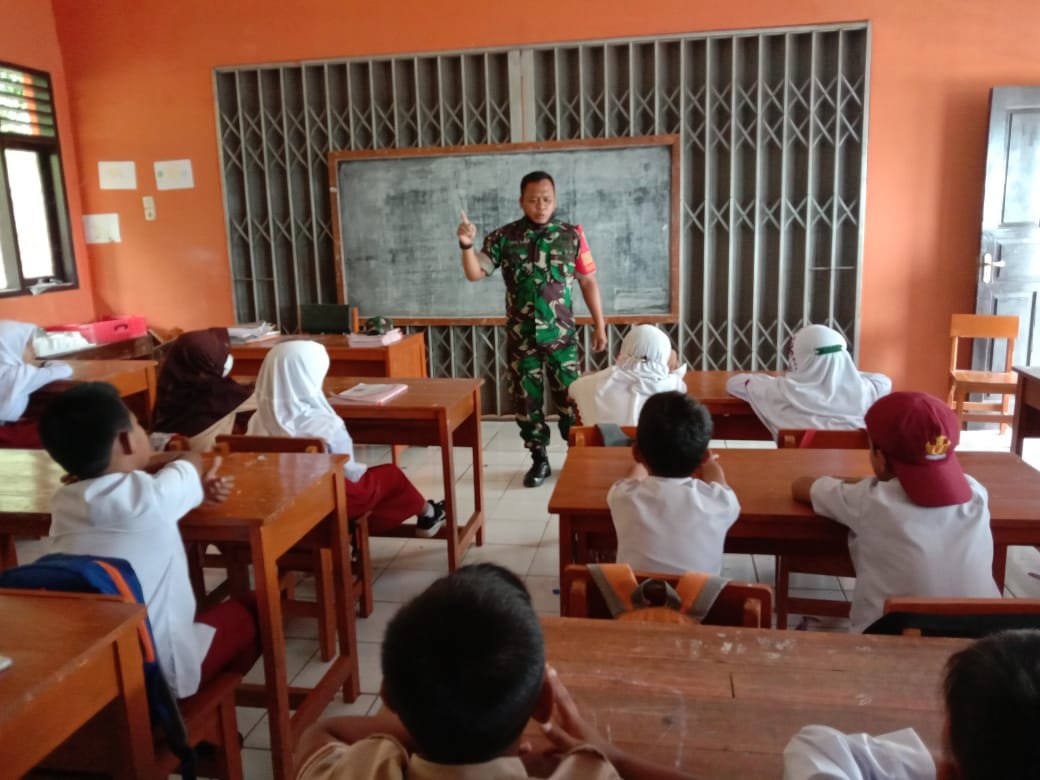 Sertu Syahrudin memberikan materi wawasan kebangsaan kepada Siswa-siswi SD Bangbayang di Dusun Sadarayna, Desa Bangbayang, Situraja, Sumedang, pada hari senin tgl 14 Februari 2022