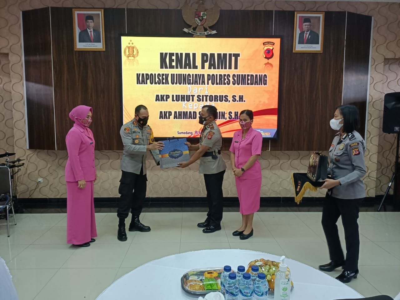 Polres Sumedang melakukan kegiatan serah terima jabatan Kapolsek Ujungjaya bertempat di lapangan Apel Mapolres Sumedang, pada Selasa 15 Februari 2022