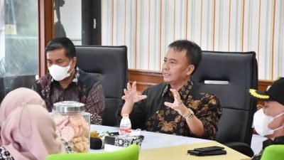 Rapat Teknis Persiapan Praktik Lapangan IPDN yang dipimpin oleh Sekretaris Daerah Herman Suryatman di Ruang Kerjanya, Kamis (24/2).